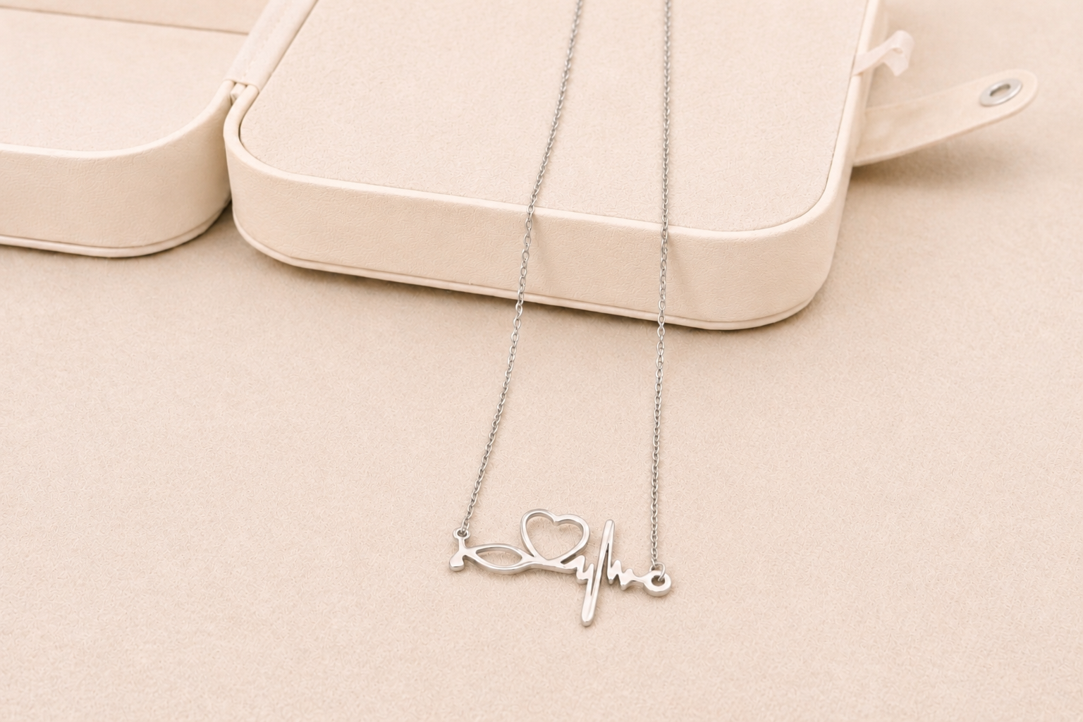 Collar plateado vital