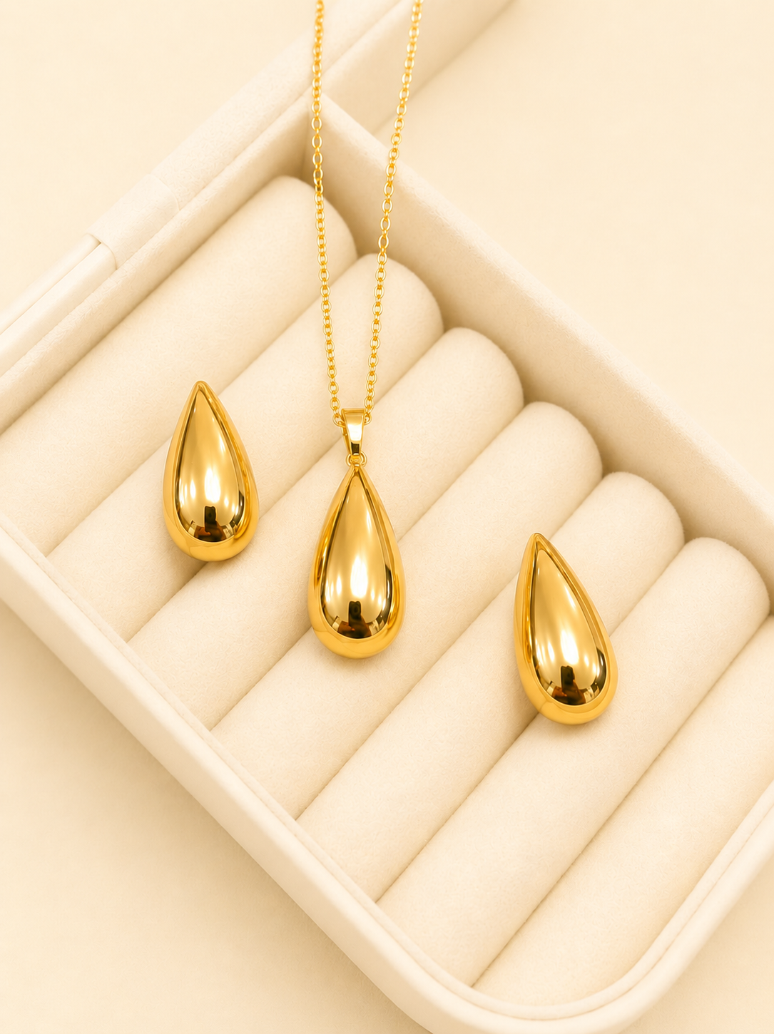 Collar y aretes gotas alargadas